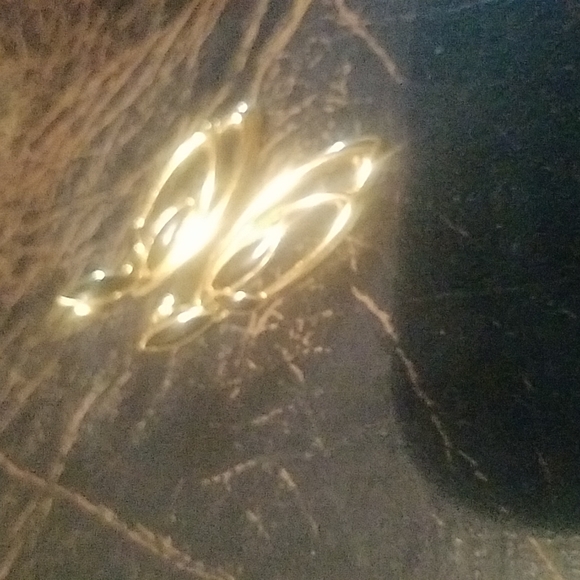 Earing - Picture 2 of 3